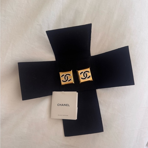 Chanel Gold and Black Clip on earrings - Picture 6 of 10